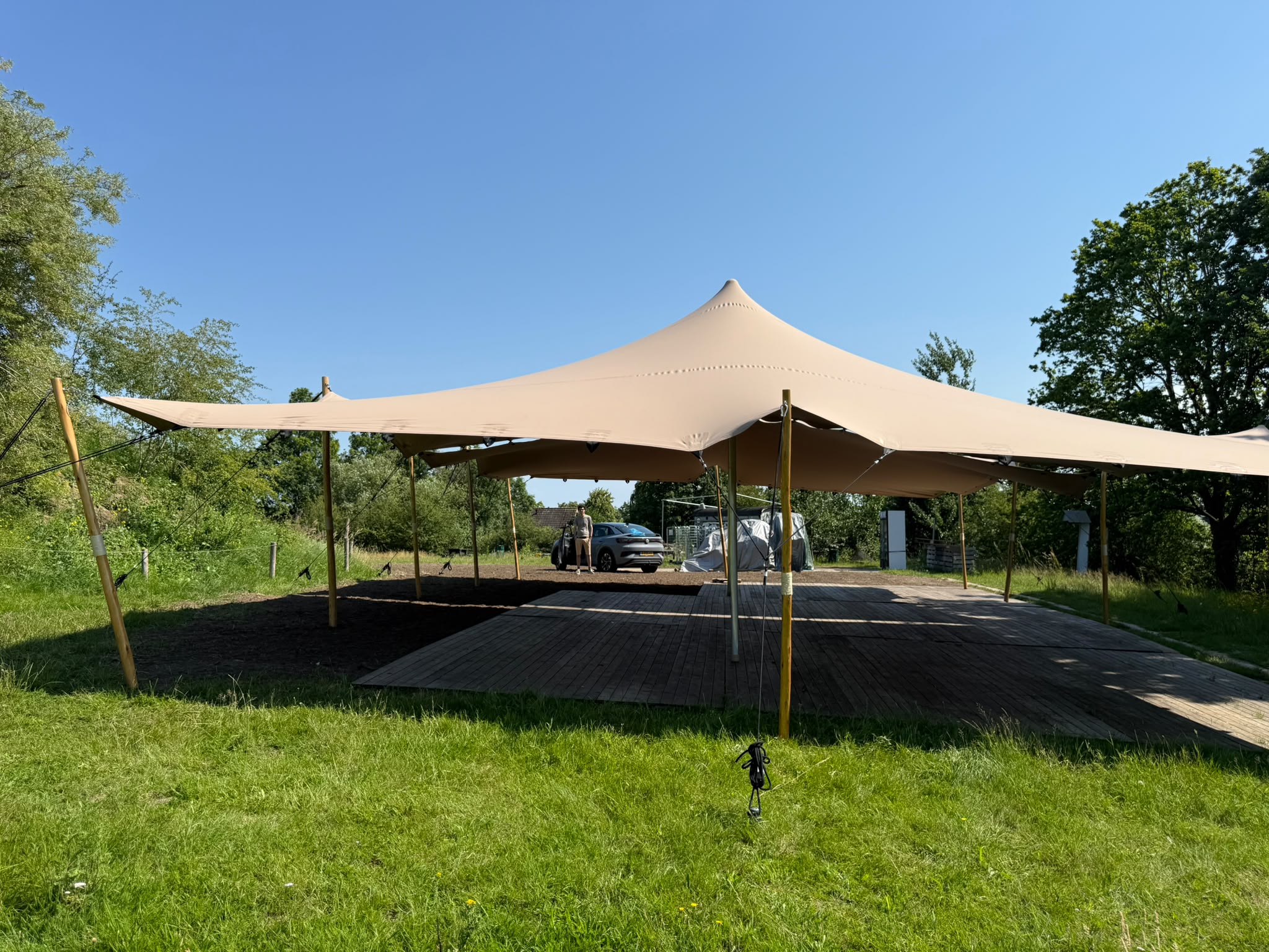 Opgezette stretchtent in een tuin tijdens een feest
